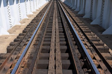 Köprüdeki demiryolu rayları