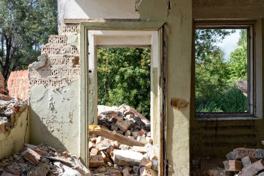 İçerisi harap olmuş. Bunun sonuçları şiddetli depremdir. Terk Edilmiş Konut Binası