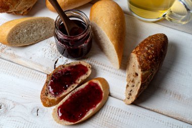 Ev yapımı reçel ve çay ile farklı mini baget dilimlerinden yapılan kırsal kahvaltı. Tatlı yemek..