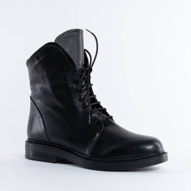 Süper yarı sezonluk bağcıklı siyah deri ayakkabı. Beyaz arkaplanda. 