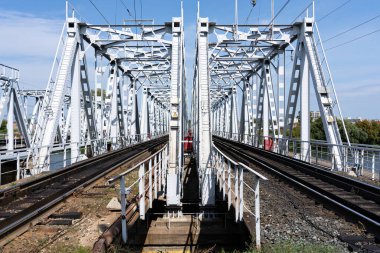 Demiryolu demiryollarıyla dolu uzun metalik bir köprü. güneşli bir gün