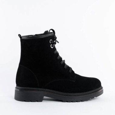 Kadın ayakkabısı, beyaz arka planda bağcıkları olan siyah külçe.