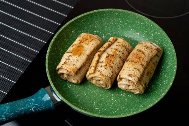 Izgarada kızartılmış ev yapımı krep. Elektrikli fırın. Evde yemek pişirmek. İştah açıcı, çıtır krep..