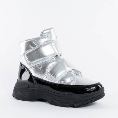 Kadınlar, beyaz arka planda cırt cırtlı yumuşak deriden yapılmış gümüş çizme giyerler.