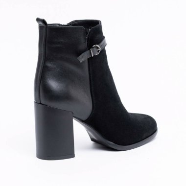 Topukta şık bir çizme. Beyaz arkaplanda.