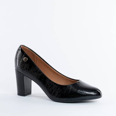 Güzel Deri Ayakkabı Siyah Kadın Yüksek Topuğu. Beyaz arkaplanda. 