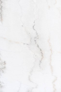 Kireç taşının beyaz dokusu ve koyu çizgileri. Çok güzel bir arka plan. Ekran için soyut desen.