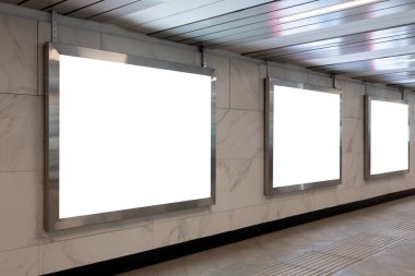 Altgeçitteki dikdörtgen ışık kutularını düzenle. Tünelde reklam tasarımı. Boşluğu kopyala. 