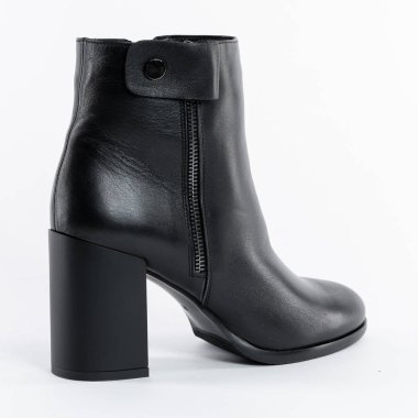 Kadınların sonbahar bilekliği, siyah fermuar topuğu.