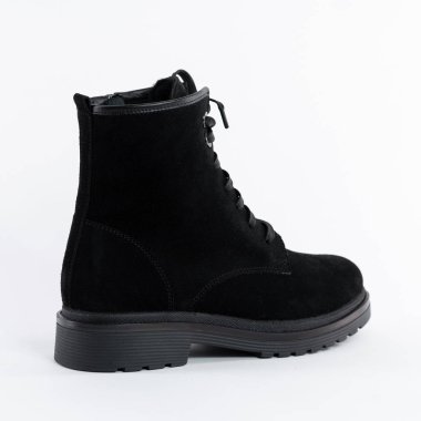 Kadın ayakkabısı, beyaz arka planda bağcıkları olan siyah külçe.