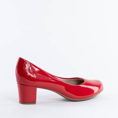 Kırmızılı güzel deri kadın ayakkabısı. Beyaz arka planda. topuklar.