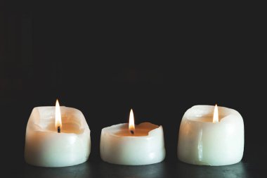 siyah arka plan üzerine yas mumlar