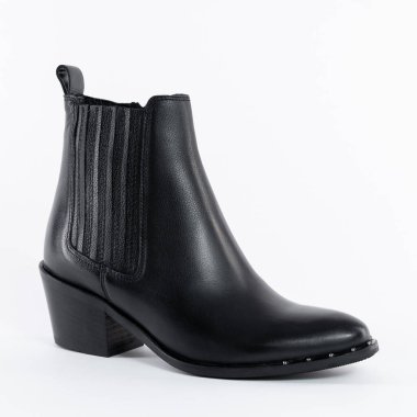 Kadınların sonbaharda giydiği botlar siyah, ortalama topuk, izole edilmiş beyaz bir arka plan.