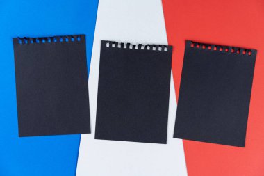 Kara Liste Fransa. Yas tutma, yasaklama, yaptırımlar, politika. Not defterindeki siyah sayfa Fransız bayrağında yatıyor. Model oluştur, boşluğu, deseni, karton dokuyu kopyala.