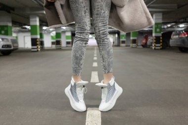 Spor ayakkabıları beyaz gri yarı sezon. Yaya olarak, yeraltı otoparkında bir manken. Kapat.