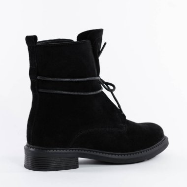 Kadın ayakkabısı, beyaz arka planda dantelli siyah külçe.