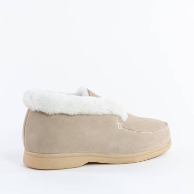 Kadınlar tüylü hafif nubuktan kışın yarı çizme giyerler.