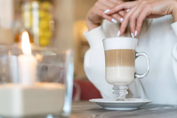 Kopi Latte Atas Meja Dengan Lilin Suasana Hati Romantis — Stok Foto