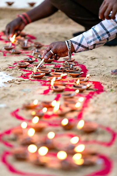 Hindu dini festivalinde gaz lambalarını yaktı. Geleneksel Hint kültürü.