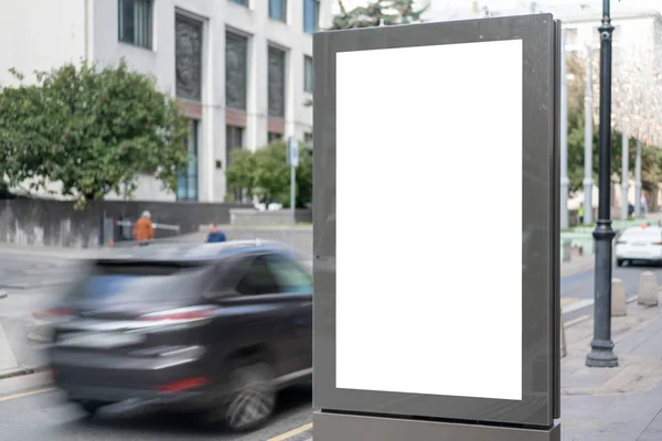 模拟城市街道上的矩形垂直灯箱 广告建设 复制空间 人行道上狭窄街道上的横幅 背景建筑和过往车辆 — 图库照片