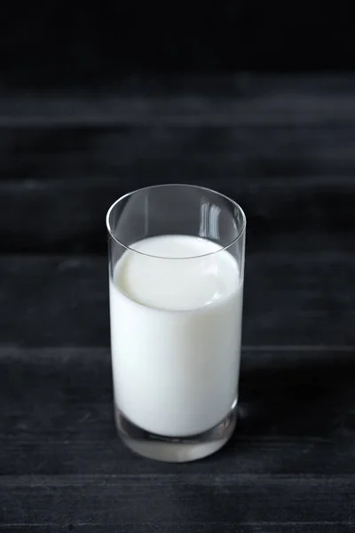 黒を背景にしたグラスミルク — ストック写真