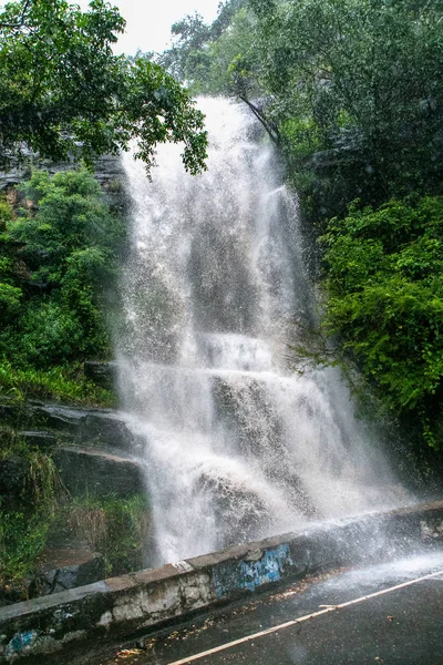 Katastrophe Wasserfall Nach Regen Ergießt Wasser Auf Bergstraße Überschwemmungen Nach — Stockfoto