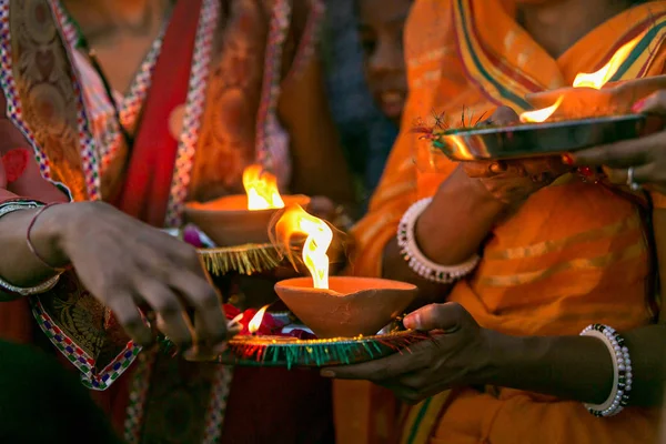 Hindu dini festivali Hindistan 'da. Tanrılara ateşli bir adak. Geleneksel Hint Şenlik Kıyafetleri. Diwali 'deki gaz lambası.