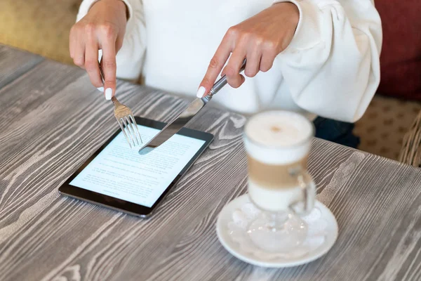 Leggere Book Con Appetito Forchetta Coltello Caffe Concetto Assorbire Letteratura — Foto Stock