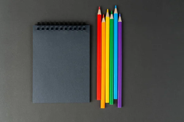 Cuaderno Negro Lápices Colores Lgbt Sobre Fondo Negro Mock Cuaderno — Foto de Stock