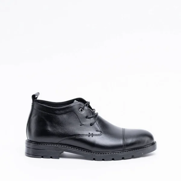 Klasické černé kožené pánské demi sezónní teplé boty na bílém pozadí. — Stock fotografie