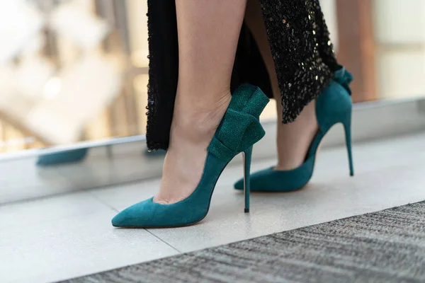 Green Suede High Heeled Shoes Decorative Rhinestones Trim Showcase Model — Stock Photo, Image