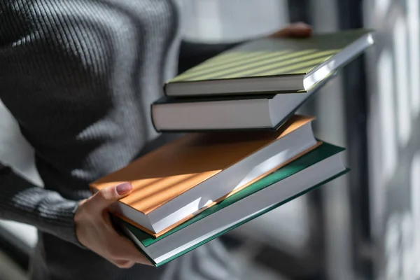 Vários Livros Mãos Menina Luz Sol — Fotografia de Stock