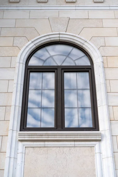 Belle Fenêtre Dans Bâtiment Classique Aux Murs Blancs Dans Miroir — Photo
