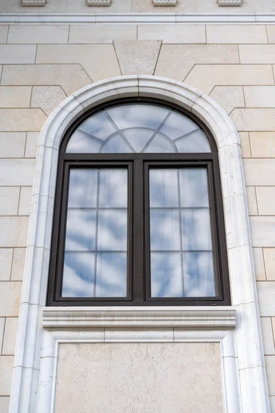 Mooi Raam Een Klassiek Gebouw Met Witte Muren Glazen Reflectie — Stockfoto