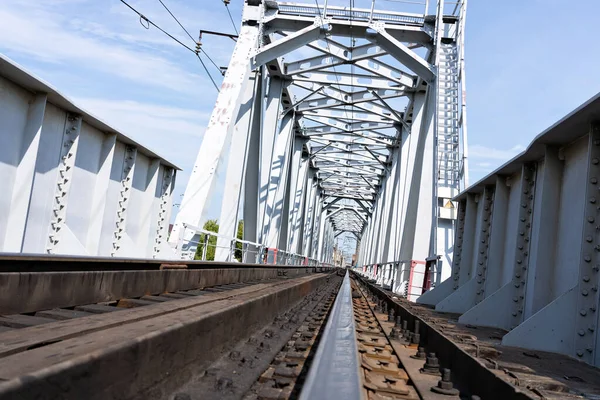 Pont Métallique Ferroviaire Long Vide Avec Rails Journée Ensoleillée — Photo