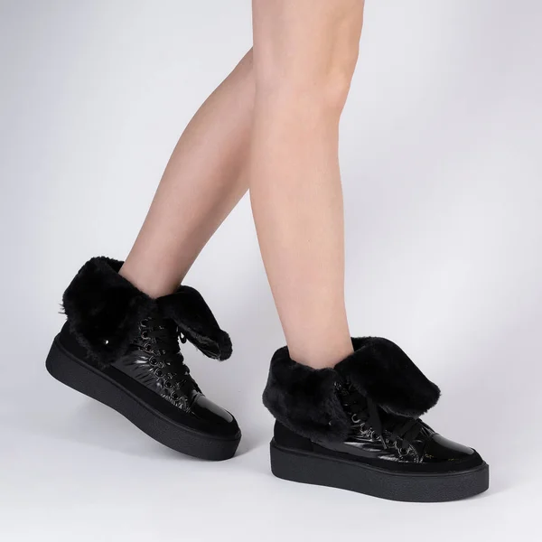 Belos Sapatos Inverno Quentes Femininos Com Guarnição Pele Pernas Modelo — Fotografia de Stock