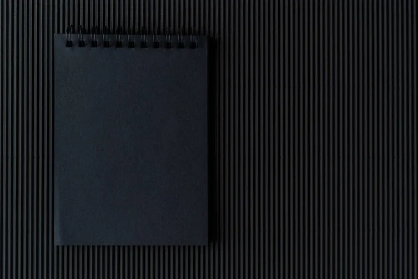 Cuaderno Negro Sobre Fondo Cartón Ondulado Negro Mock Bloc Notas — Foto de Stock