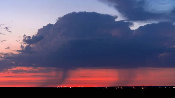 Дощ Заході Сонця Темних Хмар Фоні Автостради — стокове фото