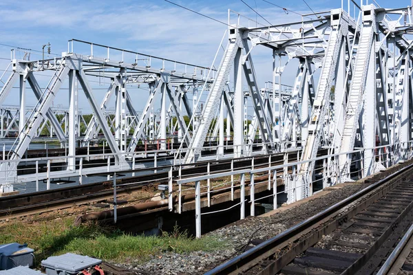 Tomma Långa Järnvägen Metallisk Bro Med Skenor Solig Dag — Stockfoto