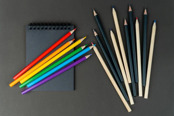 siyah defter ve lgbt rengi, siyah kağıtta siyah beyaz kalemler. Model yap, kopyala uzayı. Homoseksüelliğe hoşgörü kavramı, LGBT temsilcileri.