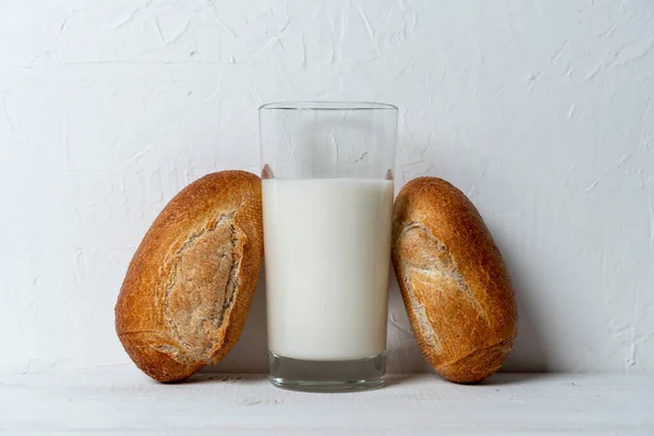 Mjölk Med Rågminibaguetter Rustik Näringsrik Frukost — Stockfoto