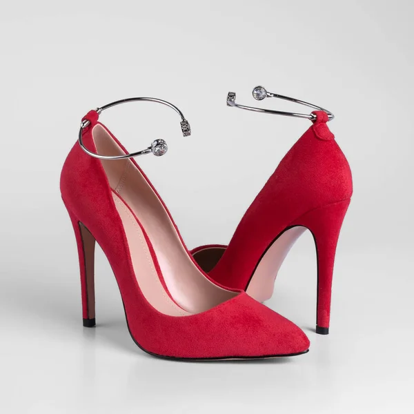 Women Red Suede Holiday High Heeled Shoes Decorative Metal Anklet — 图库照片