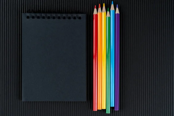 Cuaderno Negro Lápices Color Lgbt Encuentran Sobre Fondo Cartón Corrugado — Foto de Stock