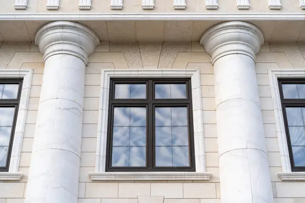 Belles Fenêtres Dans Bâtiment Classique Aux Murs Blancs Dans Miroir — Photo