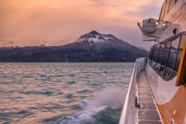 Buzullar Lago Argentino gölünün Los Glaciares Milli Parkı içinde 