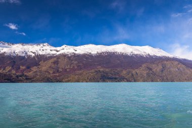 Buzullar Lago Argentino gölünün Los Glaciares Milli Parkı içinde 
