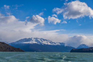 Buzullar Lago Argentino gölünün Los Glaciares Milli Parkı içinde 