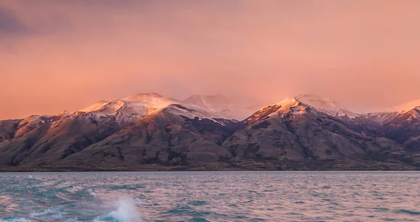Buzullar Lago Argentino gölünün Los Glaciares Milli Parkı içinde 