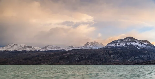 Buzullar Lago Argentino gölünün Los Glaciares Milli Parkı içinde — Stok fotoğraf