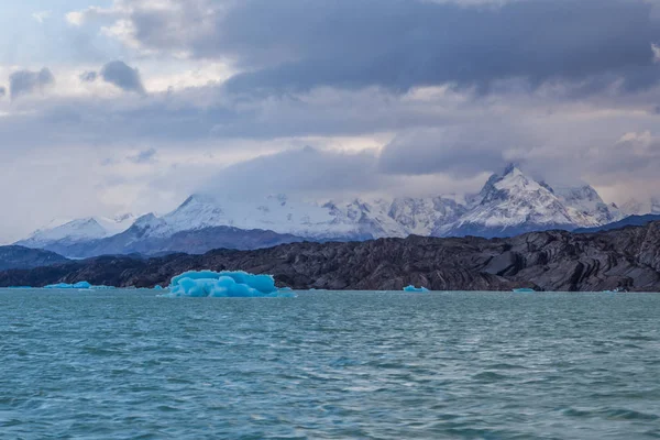 Buzullar Lago Argentino gölünün Los Glaciares Milli Parkı içinde — Stok fotoğraf